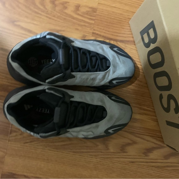 adidas Yeezy Boost 700 MNVN - Picture 4 of 8